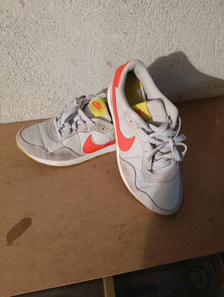 Adidasi NR 38 nu trimit prin curier sau posta